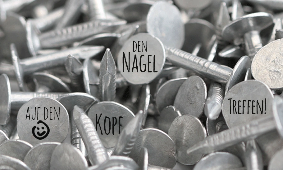 Nagelhaufen · Den Nagel auf den Kopf treffen