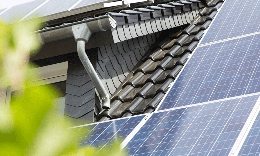 Dachgaube auf Dach mit Solarzellen bedeckt